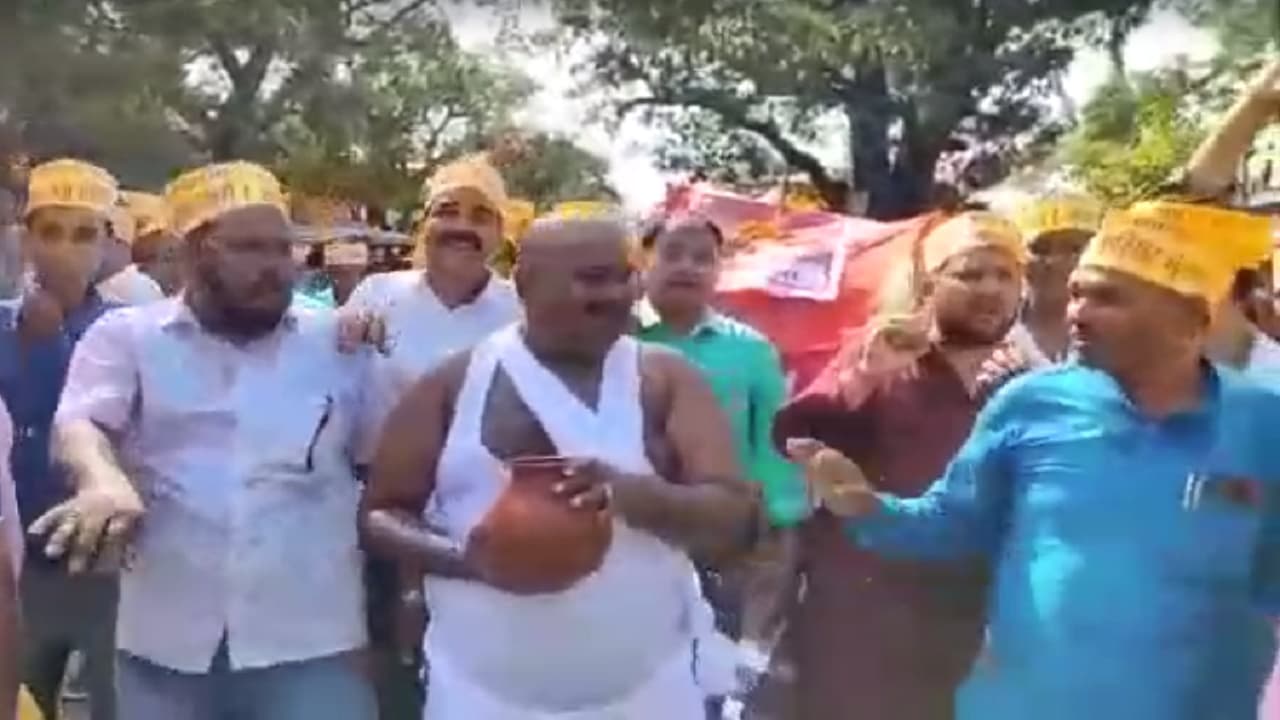 Bihar News: शिक्षकों ने DEO के खिलाफ निकाली अर्थी यात्रा, कमीशन लेने का लगाया आरोप