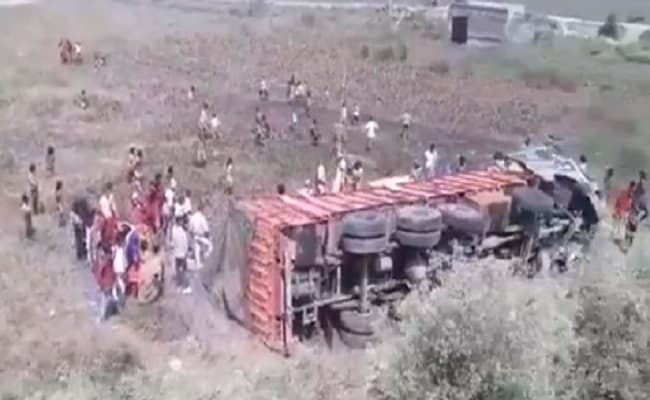 Bihar News: मधुबनी में अंगूर से भरा ट्रक पलटा, लाठियां बरसाती रही पुलिस फिर भी लूट ले गए लोग