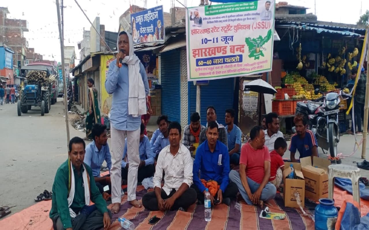 झारखंड में 60-40 नियोजन नीति के खिलाफ सड़क पर उतरे युवा, हेमंत सोरेन सरकार से की ये मांग