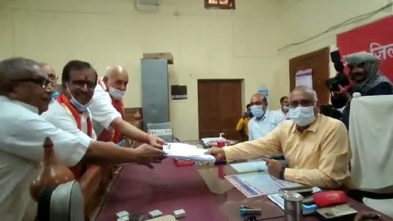गोरखपुर: नामांकन के अंतिम दिन BJP से डॉ. मंगलेश और कांग्रेस से नवीन ने भरा पर्चा, जानें सपा ने किसे दिया टिकट