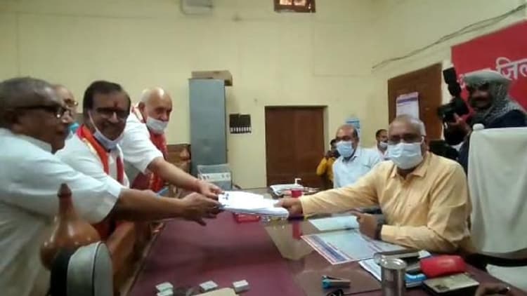 गोरखपुर: नामांकन के अंतिम दिन BJP से डॉ. मंगलेश और कांग्रेस से नवीन ने भरा पर्चा, जानें सपा ने किसे दिया टिकट