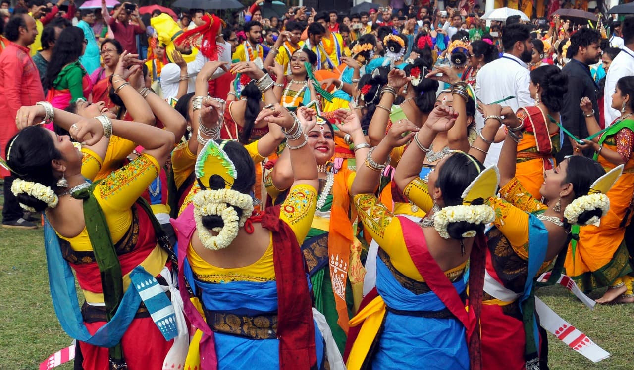 बंगाल में होली पर निकलती है दोल जात्रा, राधा कृष्ण के साथ मनायी जाती है अनोखी होली