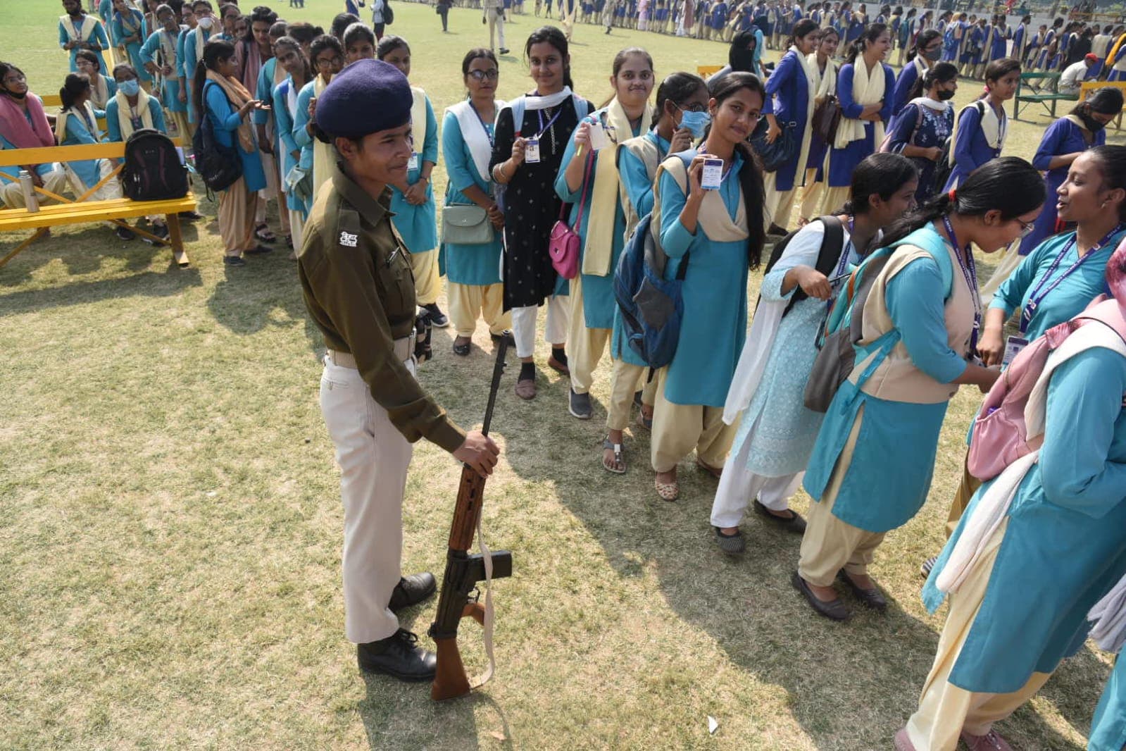 पीयू छात्र संघ चुनाव में मतदान धीमी, लंबी कतार, भीड़ देख लौट रहे हैं कई वोटर