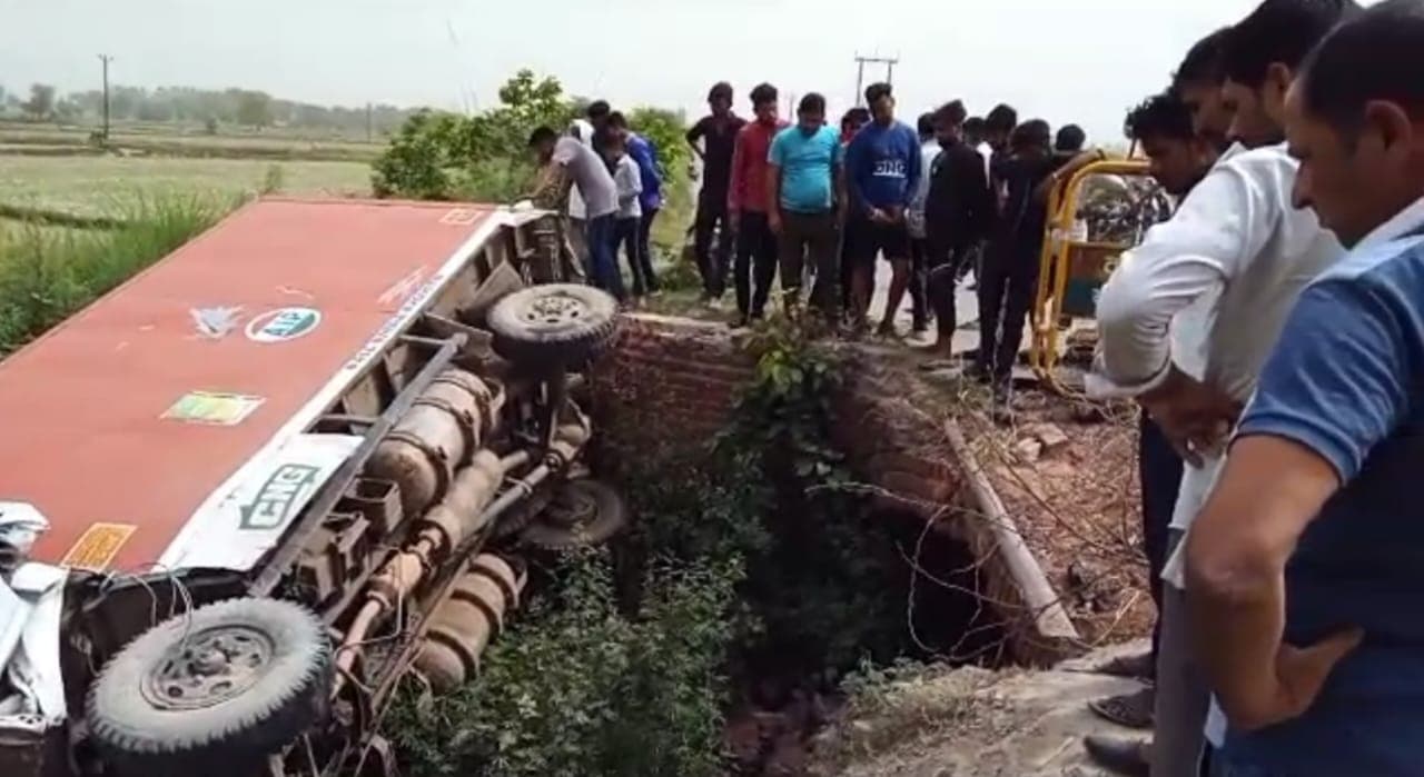 अलीगढ़ में कंटेनर ने बाइक सवार दो सगे भाइयों को रौंदा, दोनों की मौके पर मौत