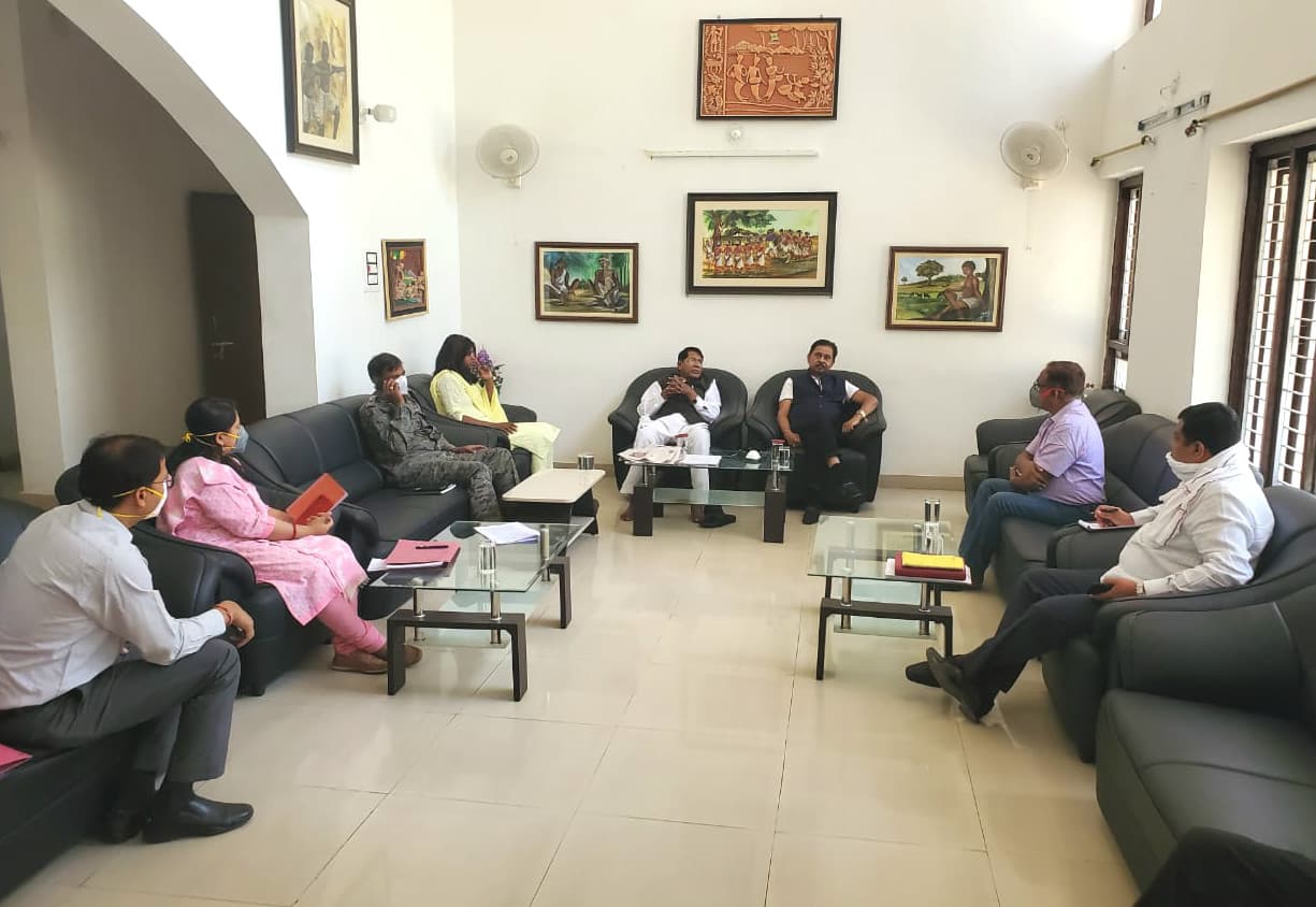 Coronavirus Lockdown: लोहरदगा में मंत्री रामेश्वर उरांव एवं सांसद धीरज साहू ने अधिकारियों के साथ की बैठक