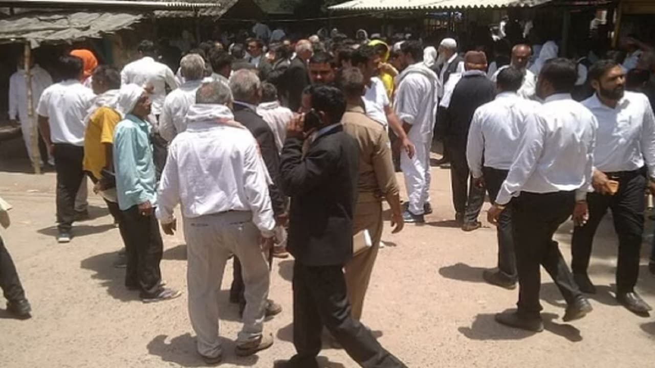 जौनपुर कोर्ट परिसर में ताबड़तोड़ फायरिंग, पेशी के लिए आए बंदी को अपराधियों ने मारी गोली, आरोपी को भीड़ ने पीटा
