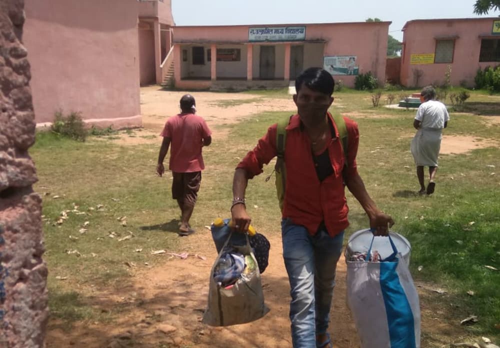 प्रवासियों ने क्वारेंटाइन सेंटर में मांगा खाना तो बीडीओ ने डांटकर भगा दिया घर, सेंटर में जड़ा ताला