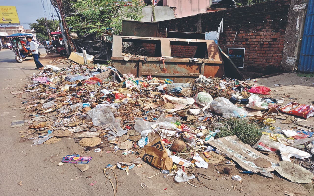 देवघर नगर निगम के सफाई कर्मियों की अनिश्चितकालीन हड़ताल जारी, नवरात्र में भी गंदगी से नहीं मिलेगा छुटकारा