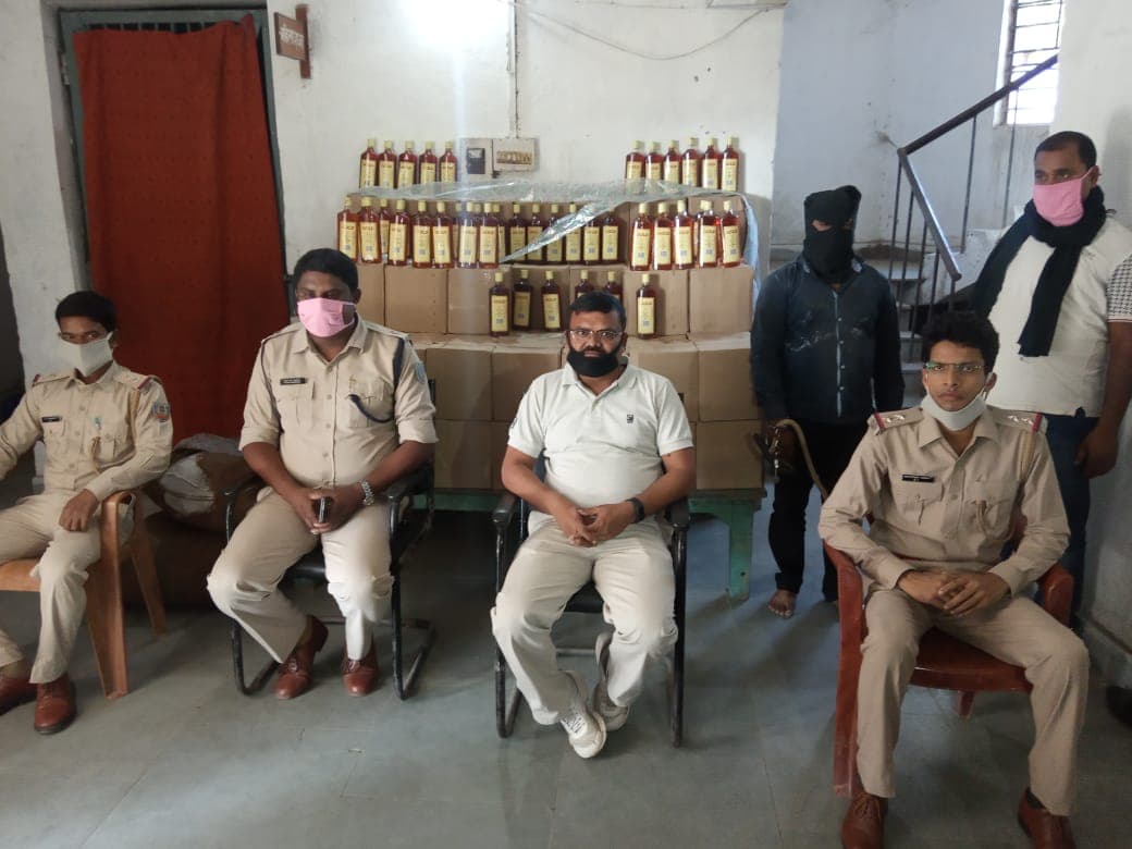सौ पेटी अवैध शराब के साथ एक गिरफ्तार, सब्जी के वाहन में छुपाकर ले जा रहा था शराब