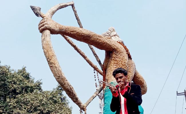 तिलका मांझी प्रतिमा पर चढ़ कर नशेड़ी ने किया हाईवोल्टेज ड्रामा, डीएसपी पर किया फायर, फिर…