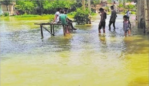 मधोपट्टी में दो जगह धंसा बागमती का तटबंध, अहियारी व बिरने गांव के कई घरों में घुसा पानी