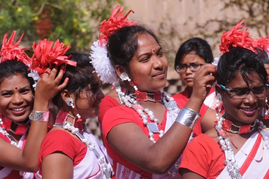 रंग-गुलाल, फूलखोंसी और लोक गीतों के साथ खुशियां मनायी
