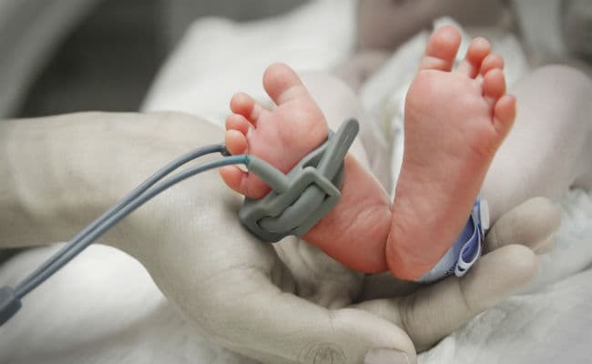 चलती लोकल ट्रेन से मां की गोद से गिरी बच्ची, हालत गंभीर