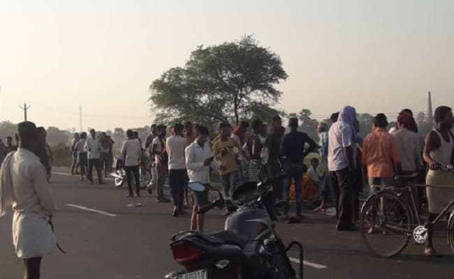 तेज रफ्तार हाईवा की चपेट में आने से कोचिंग जा रहे साईकिल सवार दो छात्रों की मौत, विरोध में सड़क जाम