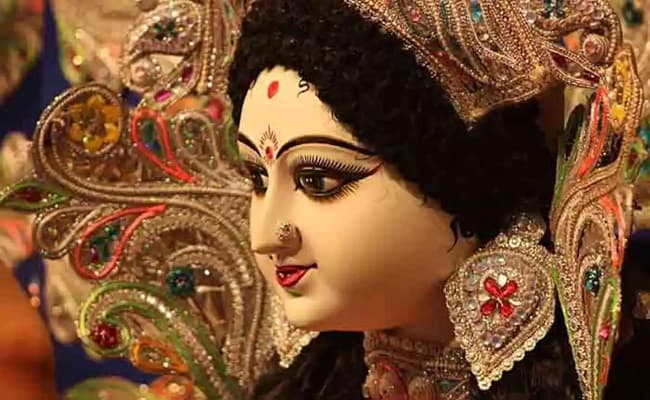 बार बालाओं के बीच गजब के ठुमके लगा रहे मुखिया जी!, वायरल Video में अश्लील हरकत कर उड़ाते दिखे पैसे
