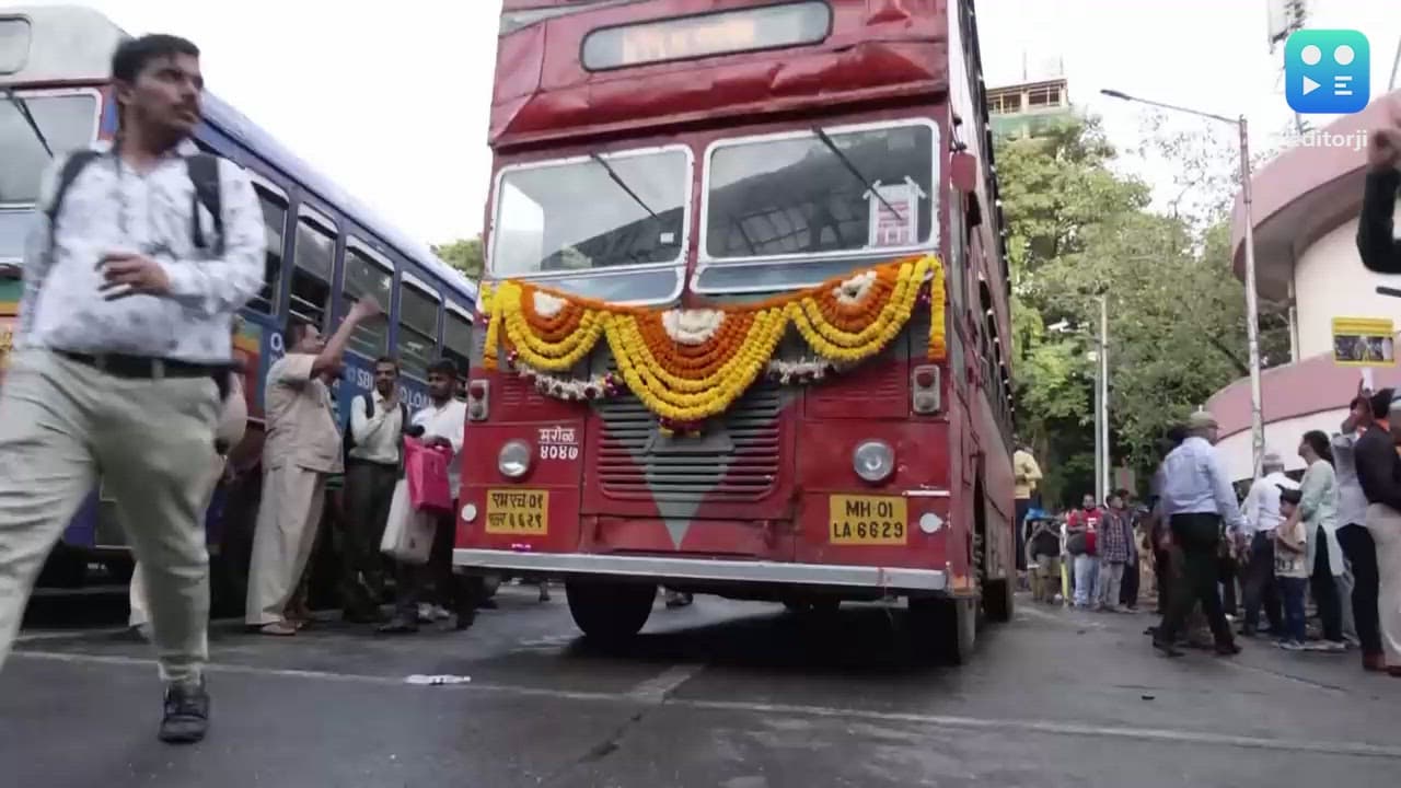 86 साल तक मुंबई की सड़कों पर दौड़ने वाली डबल डेकर बसों को दी गई भावनात्मक विदाई 86 साल तक मुंबई की सड़कों पर दौड़ने वाली डबल डेकर बसों को दी गई भावनात्मक विदाई