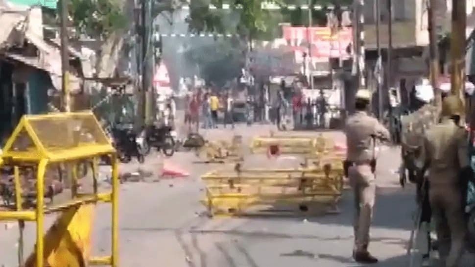 Hathras case: पीड़िता का गांव सील, किसी को आने-जाने की इजाजत नहीं, पुलिस छावनी में तब्दील हुआ गांव