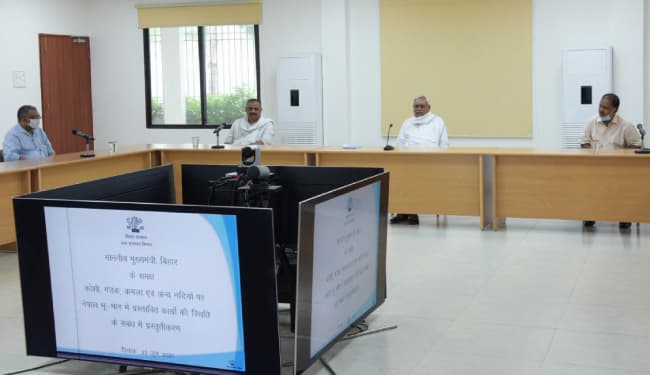 Floods in Bihar: नेपाल के संबंधित अफसरों के साथ समन्वय कर सभी लंबित योजनाओं को पूर्ण करें : CM नीतीश