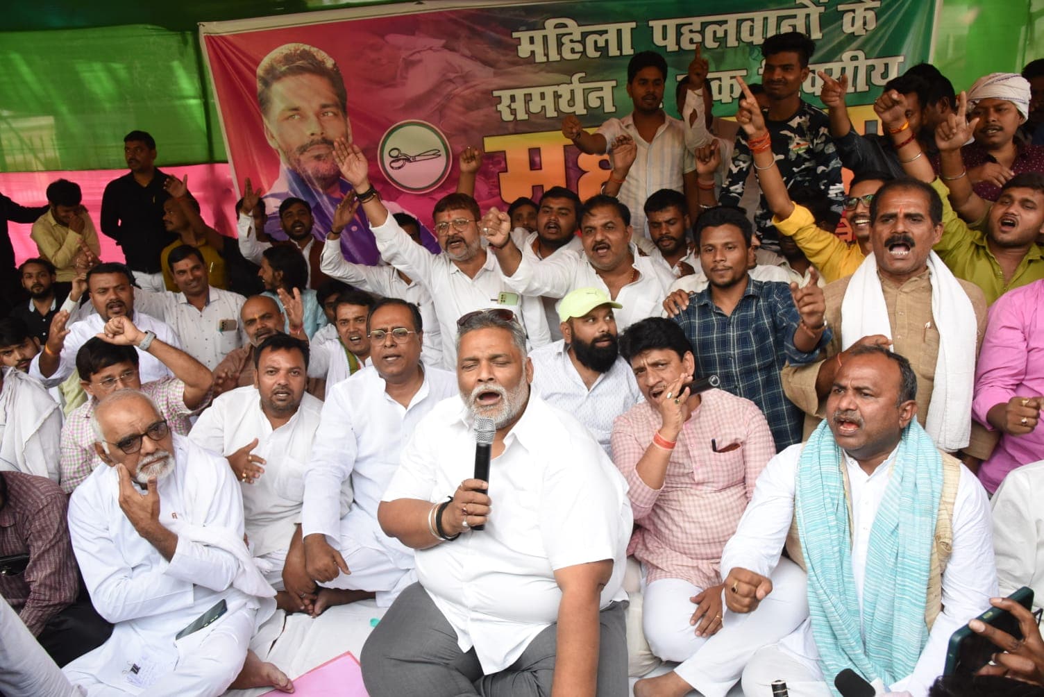 महिला पहलवानों के समर्थन में धरने पर बैठे पप्पू यादव, 15 जून से जाप करेगी राज्यव्यापी आंदोलन