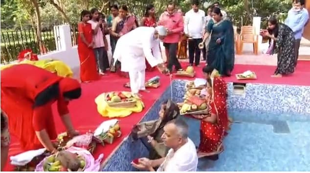 Chhath Puja 2021: डूबते सूर्य को अर्घ्य अर्पित, 
पटना के घाटों पर उमड़ा भक्तों का सैलाब