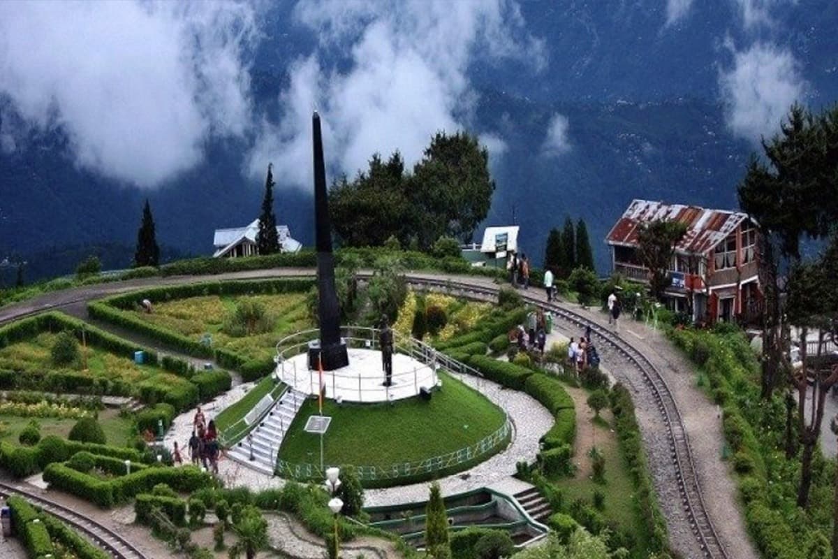 Darjeeling Famous Places: दार्जिलिंग में घूमने का सबसे अच्छा समय कौन सा है, इन जगहों पर सैर करना न भूलें