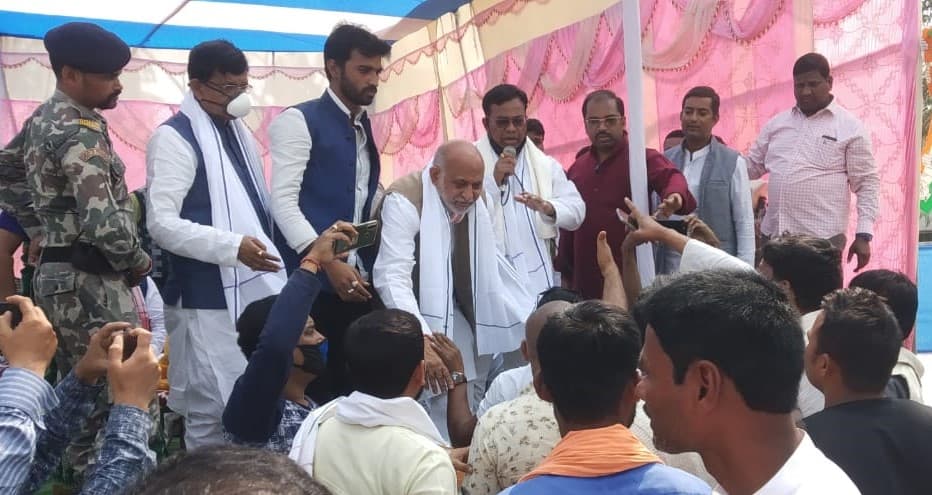 कांग्रेस विधायक पर तंज से भड़के कार्यकर्ता, जिलाध्यक्ष को पीटने मंच पर चढ़े, देखते रह गए प्रदेश अध्यक्ष मदन मोहन झा