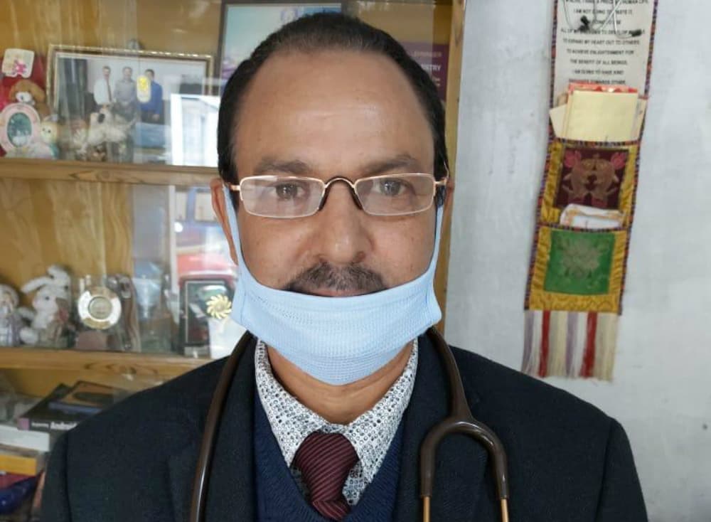 सिलीगुड़ी के आयुर्वेदिक डॉक्टर का दावा, जड़ी-बूटी से कोरोना महामारी का इलाज संभव