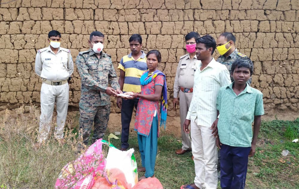 नक्सली को मार गिराने वाली आदिवासी बेटी को एसपी ने दिया 21 हजार का इनाम