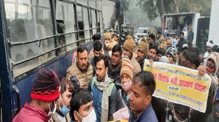 69 हजार शिक्षक भर्ती मामले में शिक्षा मंत्री सतीश द्विवेदी के आवास के बाहर प्रदर्शन, कई अभ्यर्थी गिरफ्तार