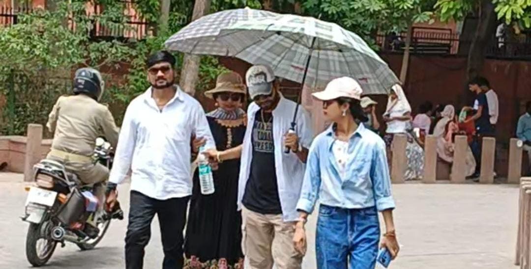 ताजमहल के दीदार के बीच गर्मी बनी रोड़ा, पर्यटकों के उत्साह कमी, दुपट्टे और छतरी से बचाव करते नजर आ रहे लोग