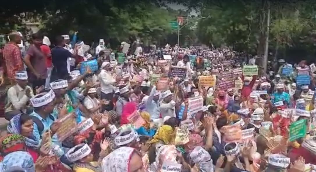 69000 शिक्षक भर्ती: नियुक्‍त‍ि पत्र की मांग पर अड़े अभ्‍यर्थी बोले- नौकरी नहीं है तो इच्‍छामृत्‍यु दे दो