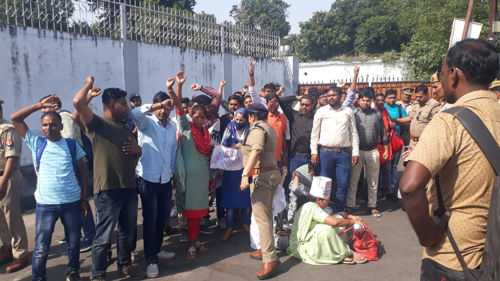 UP News: 69000 शिक्षक भर्ती अभ्यर्थियों ने बेसिक शिक्षा मंत्री आवास का किया घेराव, लिखित समझौते पर अड़े