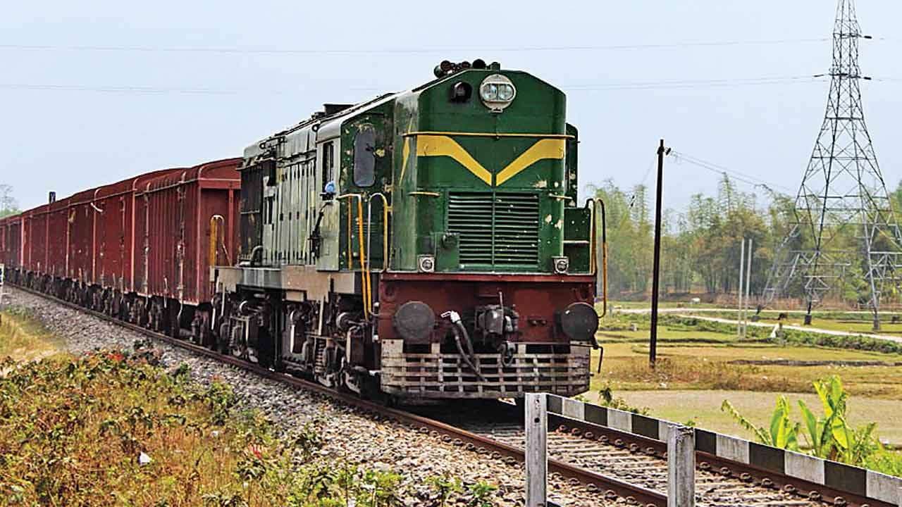 Indian Railways: : लॉकडाउन के दौरान ट्रेन से भेजें जरूरी सामान, बस करें ये छोटा सा काम