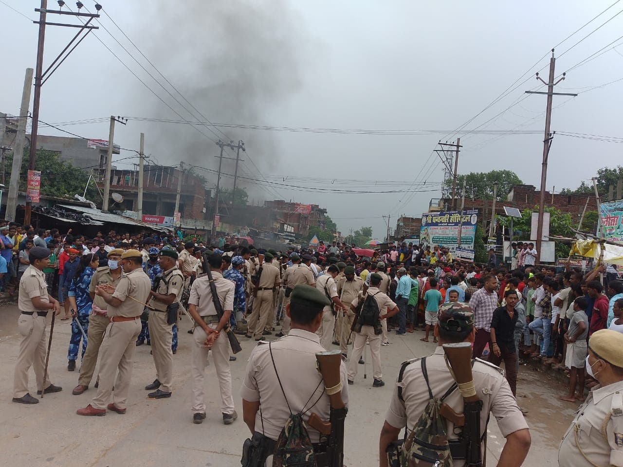 रोहतास: बालू मामले में छापेमारी के दौरान आरोपित की छत से गिरकर मौत, सड़क पर उतरे परिजन, हंगामा