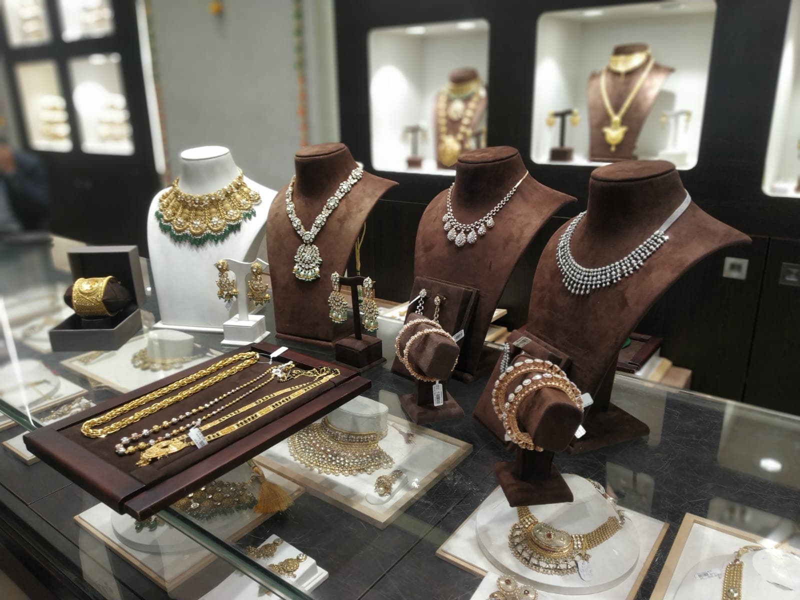 लोहरदगा के दुकानों में मिल रही लेटेस्ट डिजाइन की ज्वेलरी, आकर्षक छूट भी