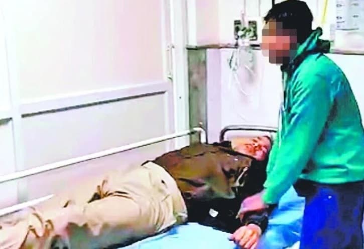 हरियाणा : चोरी के आरोपी को लाए थे मेडिकल टेस्ट कराने, पुलिसवाला अस्पताल में ही दबवाने लगा हाथ-पैर