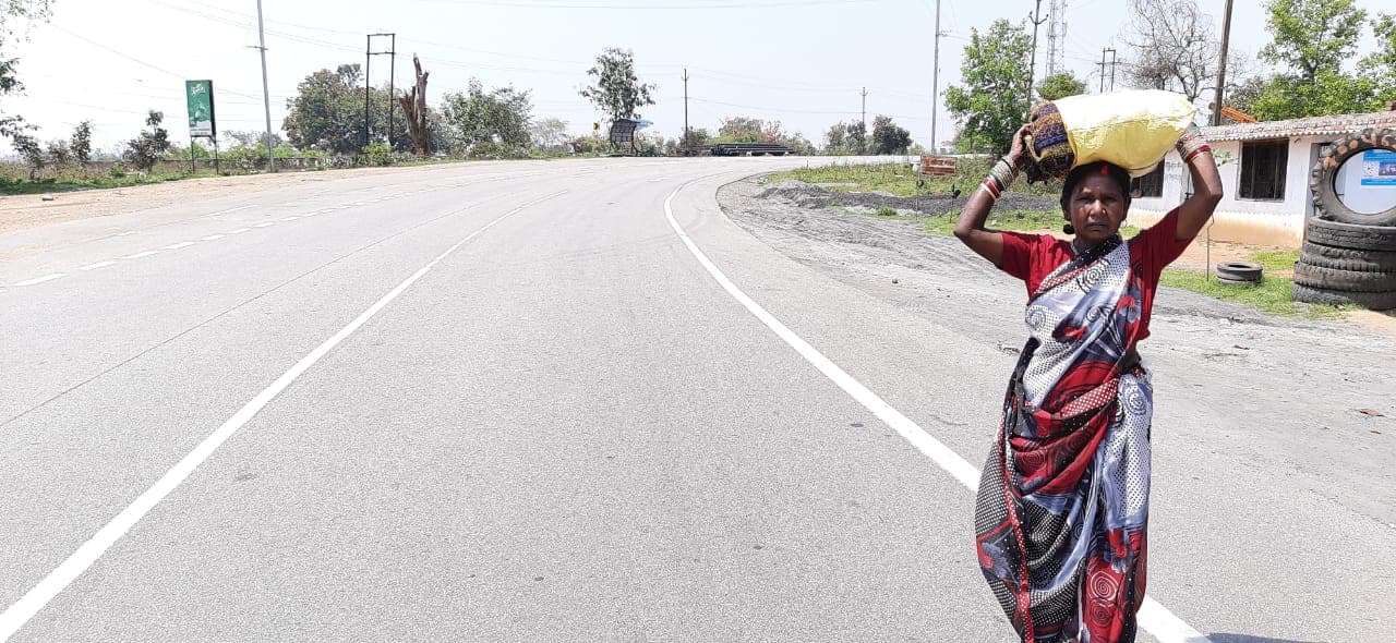 Coronavirus: लॉकडाउन में भी जारी है यात्रा, 200 किमी की दूरी भी पैदल तय कर रहे हैं यात्री