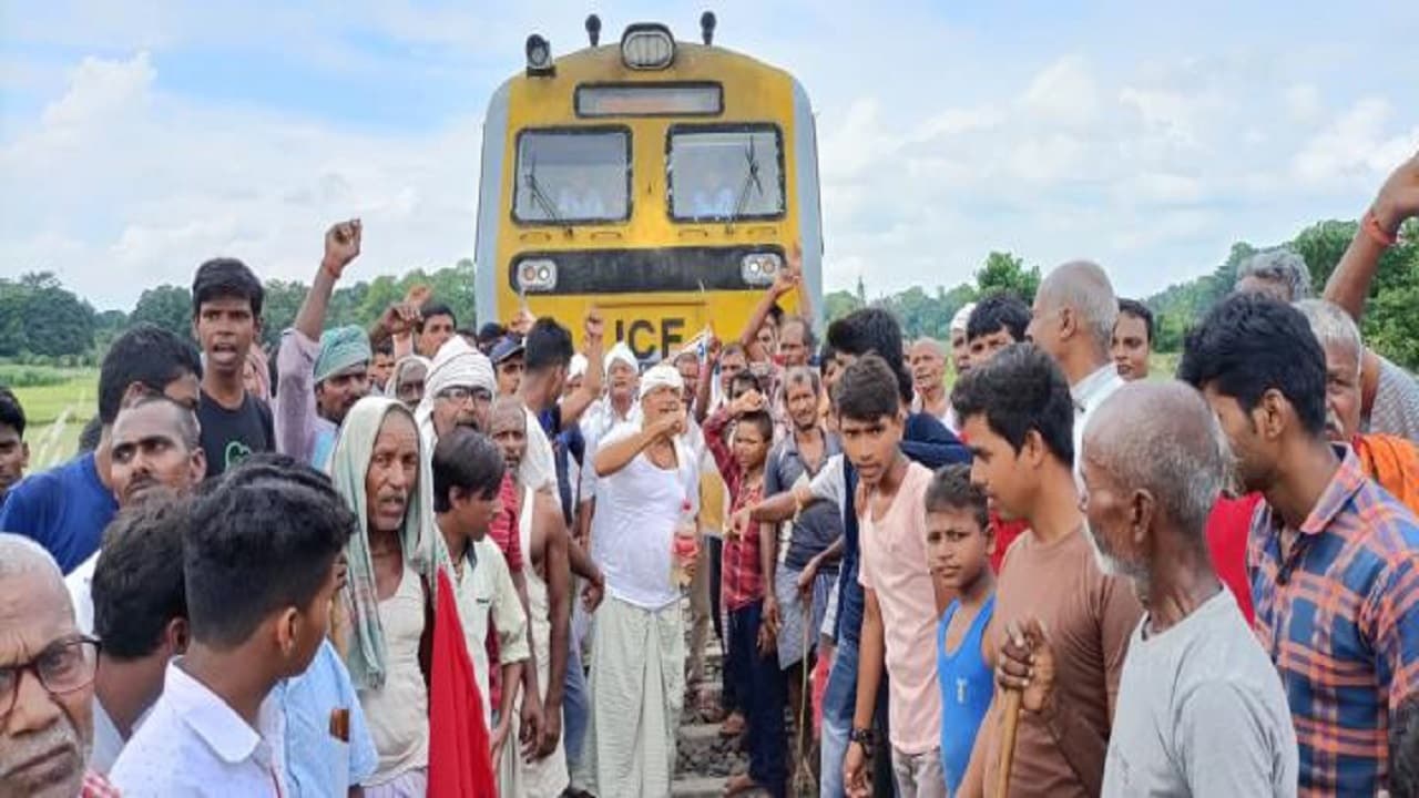 Indian Railway: हॉल्ट निर्माण को लेकर ग्रामीणों ने रोका ट्रेन, इस रूट की ट्रेन हुई लेट