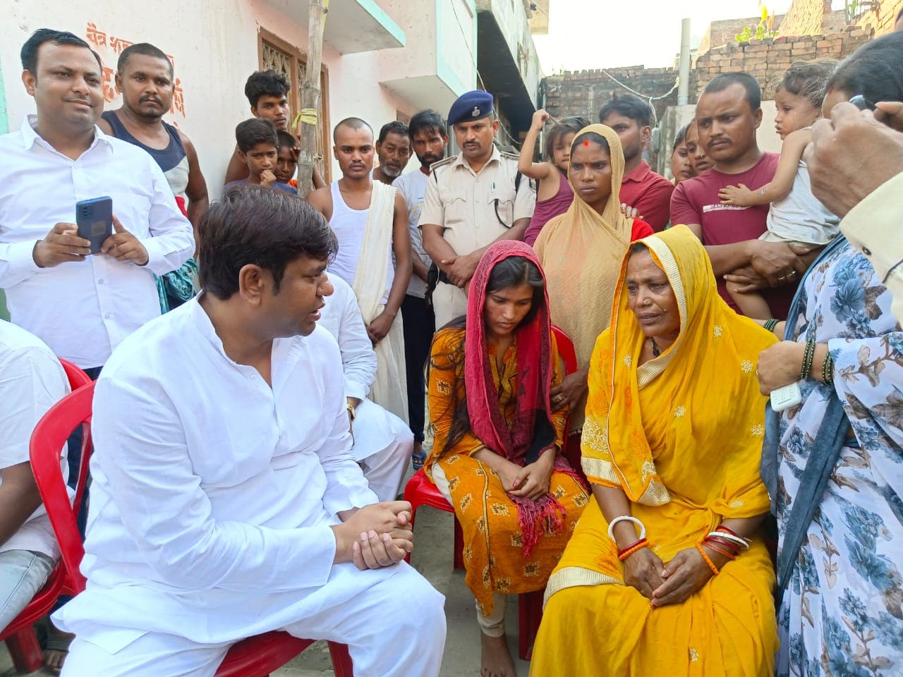 VIP प्रमुख मुकेश सहनी मृतक सिपाही सहनी के परिजनों से मिले, कहा- आए दिन हो रहे हैं अपराध,प्रशासन जिम्मेदार