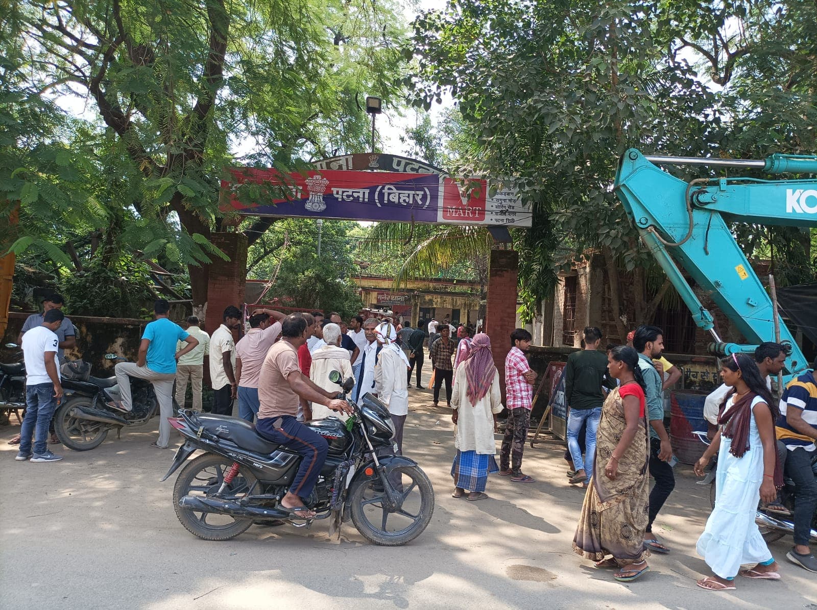 मनेर में पैसे को लेकर दो पक्ष में हुई मारपीट और फायिरंग, NH30 घंटों बना रहा रणक्षेत्र