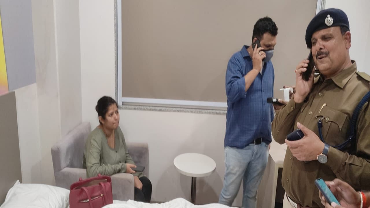 शराबबंदी: होटल में पुलिस को देखते ही फरार हुआ डॉक्टर, महिला मित्र ने फोन पर दी धमकी, फिर...