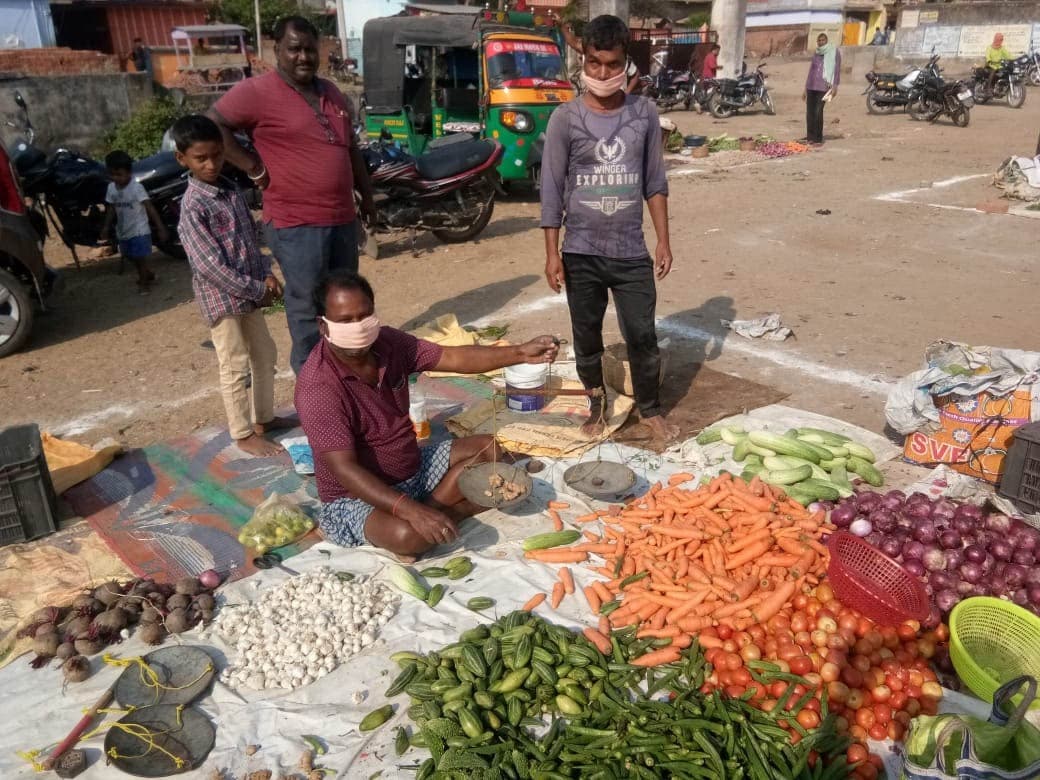 कोरोना संकट में दुकानें बंद होने से छोटे दुकानदारों ने बदल लिया व्यवसाय, मीट-मछली की जगह बेच रहे सब्जी