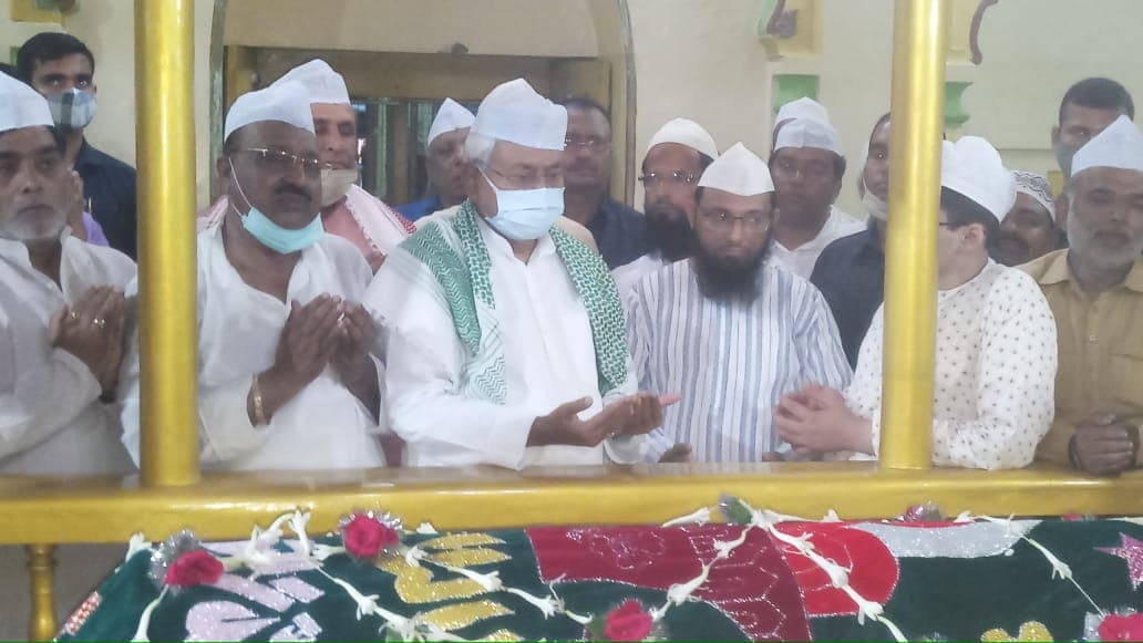 नीतीश कुमार ने की ख़ानक़ाह मुजिबिया में चादरपोशी,बोले- जम्मू-कश्मीर के हालात पर बनी हुई है हमारी नजर