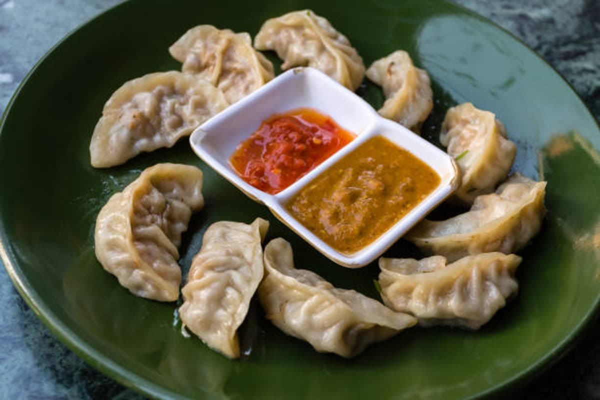 Momos In Shahjahanpur: यूपी के इस शहर में मची नेपाली मोमोज की धूम, दूर-दूर से खाने आते हैं लोग
