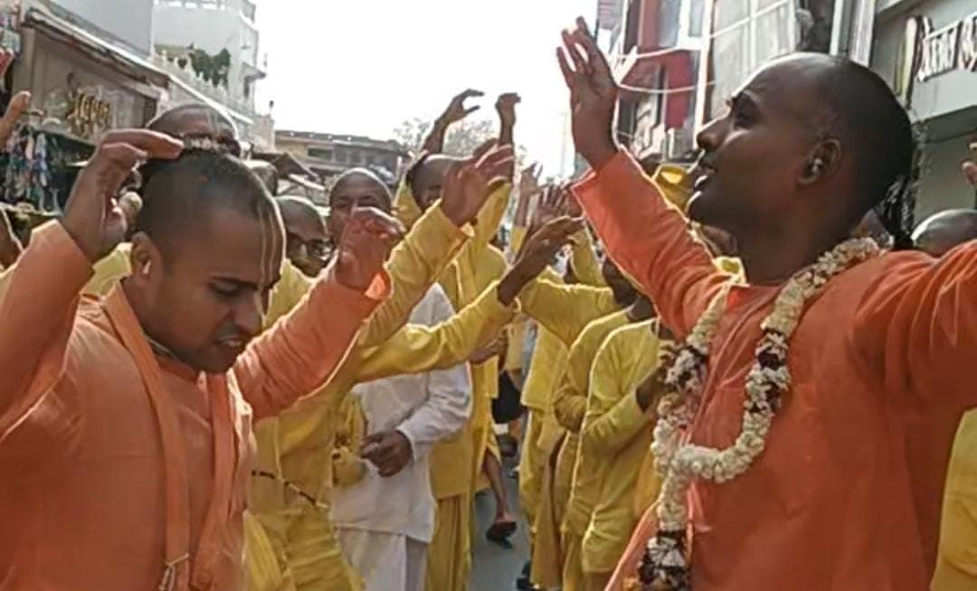 आगरा: पांच दिवसीय श्री जगन्नाथ महोत्सव की हुई शुरुआत, हरे कृष्णा की धुन पर आमंत्रण यात्रा में थिरके श्रद्धालु