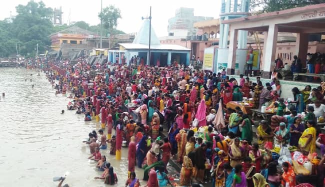 कोरोना पर आस्था भारी : तीज, चरचंदा को लेकर गंगास्नान को उमड़ा जनसैलाब, कई जिलों की महिलाओं ने लगायी डुबकी