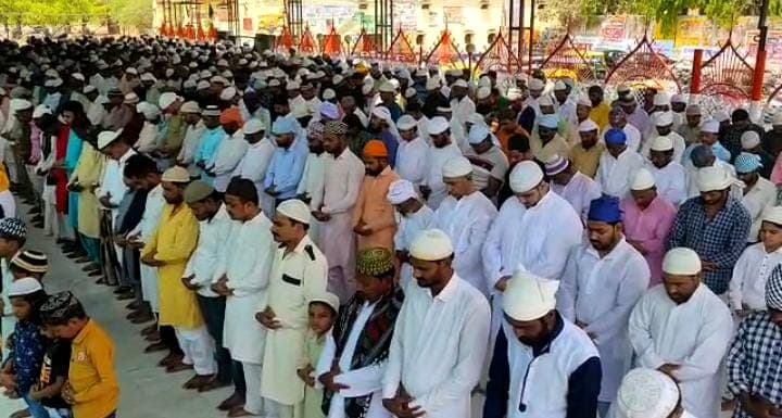 बाबा के बुलडोजर का खौफ, सपा नेता ने खुद तुड़वाया अपना कोल्ड स्टोरेज