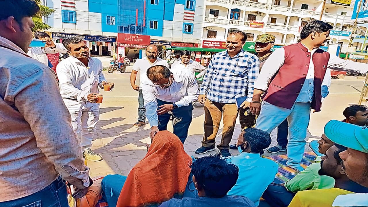 Bihar News: बोधगया नगर पर्षद के इओ ने खत्म कराया धरना, बोधगया में प्रशासन ने दी दुकान लगाने की इजाजत