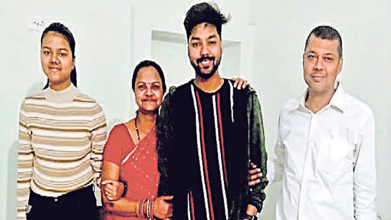 Bihar News: मोबाइल देखने के बहाने दुकान में घुसे अपराधी, स्टाफ को मारीं तीन गोलियां