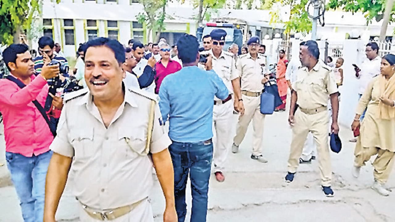Bihar News: समस्तीपुर में पुलिसकर्मियों की लापरवाही, कोर्ट की बिल्डिंग से कूदकर पुलिस कस्टडी से बंदी फरार